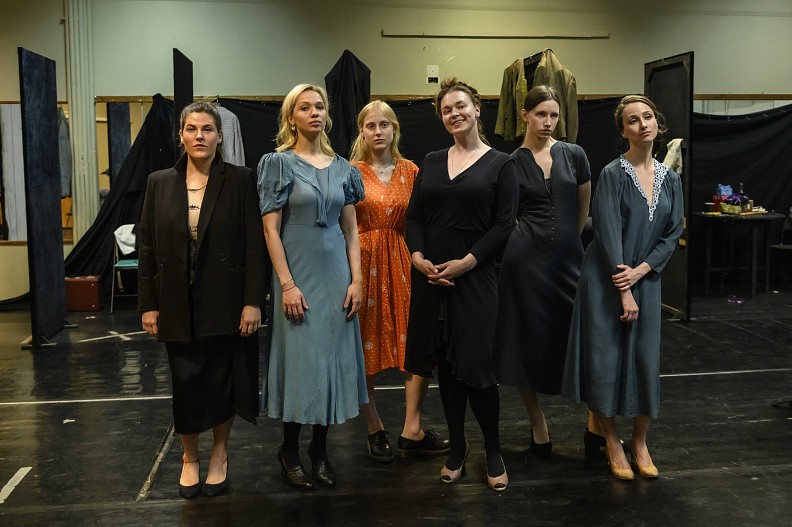 Ульяна Глушкова, Ксения Теплова, Софья Шидловская, Светлана Колпакова, Полина Романова и Надежда Жарычева на репетиции спектакля Жизель Ботаническая