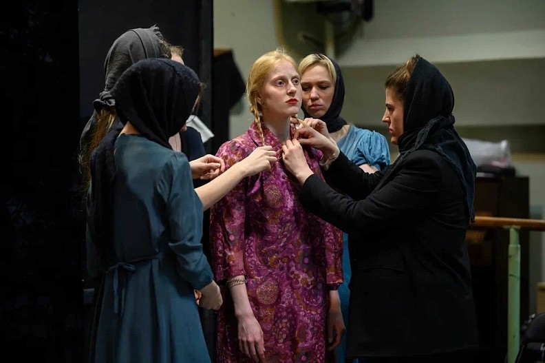 Софья Шидловская, Ксения Теплова, Ульяна Глушкова на репетиции спектакля Жизель Ботаническая