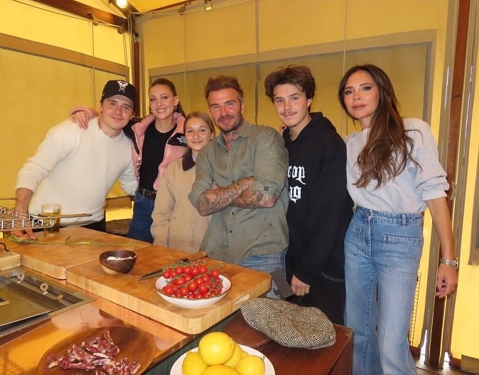 Дэвид и Виктория Бекхэм со своими детьми