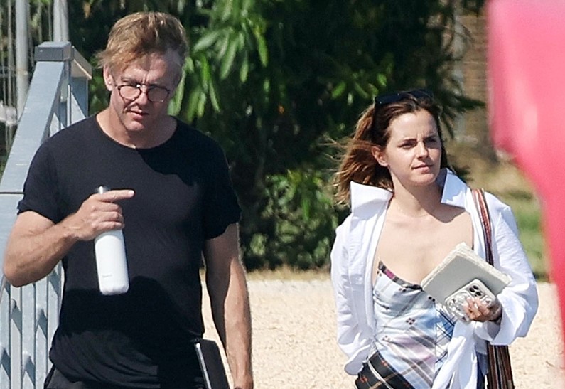 Эмму Уотсон застали на свидании с таинственным спутником. Фото!