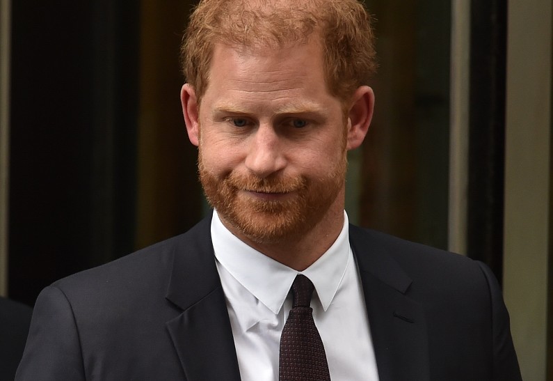 Принц Гарри выступил в суде против прессы. Заседание далось тяжело