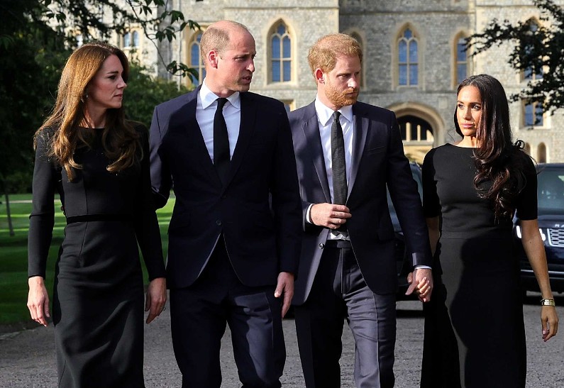 «Око за око»: принц Уильям и Кейт Миддлтон собирались жестко ответить на обвинения принца Гарри и Меган Маркл. Вмешалась королева