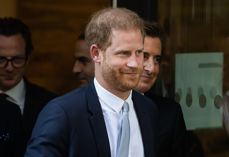 Принц Гарри потребовал 330 тысяч фунтов стерлингов за взлом телефона