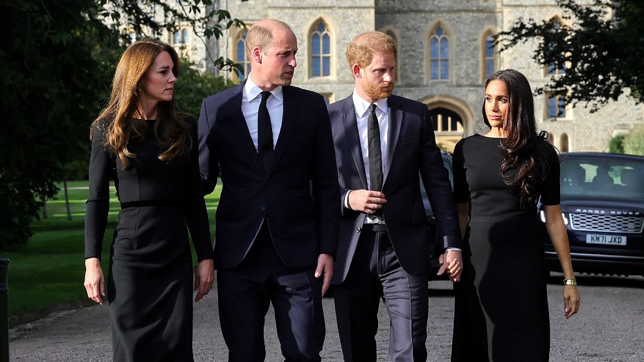 «Око за око»: принц Уильям и Кейт Миддлтон собирались жестко ответить на обвинения принца Гарри и Меган Маркл. Вмешалась королева