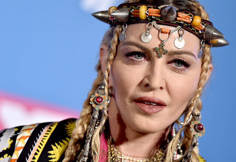 Кризис позади: Мадонну заметили на прогулке в Нью-Йорке после госпитализации