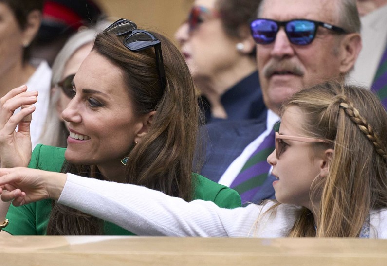 Выход в свет: принцесса Шарлотта появилась на Уимблдонском турнире с принцем Уильямом и Кейт Миддлтон