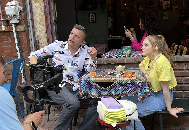 Валентина Ляпина и Леонид Парфёнов в первом выпуске нового шоу «Доедешь — напиши»