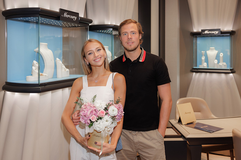 Виктория Синицина (украшения Mercury) и Никита Кацалапов