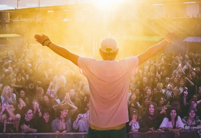 TikTok-хиты, девичий поп, абстрактный хип-хоп и грязный панк: кто выступит на VK Музыка Summer Stage в августе