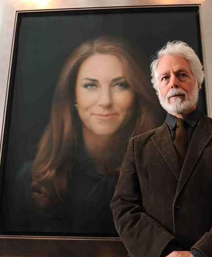 Пол Эмсли рядом со своей картиной в галерее