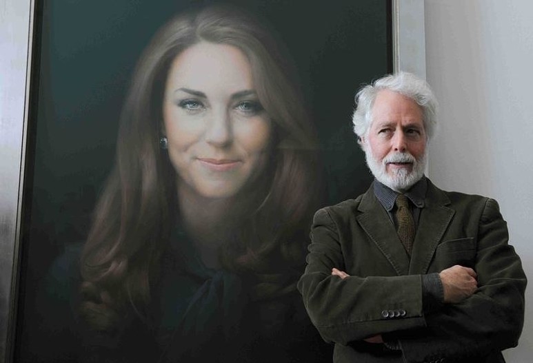 Пол Эмсли рядом со своей картиной в галерее