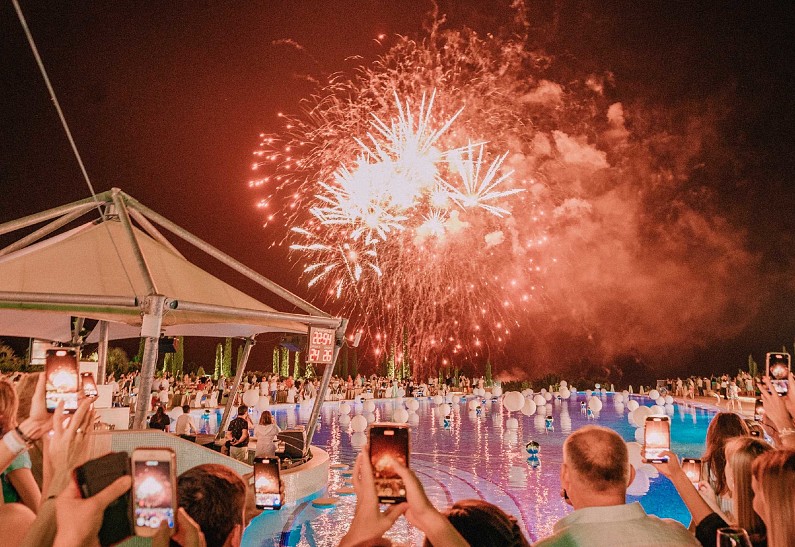 Концерт первого в мире танцующего симфонического оркестра, выступление Filatov & Karas: курорт Mriya Resort & SPA отмечает девятилетие