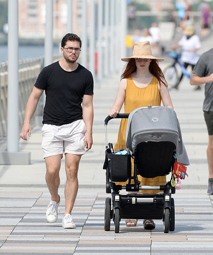 Кит Харингтон и&nbsp;Роуз Лесли с сыном