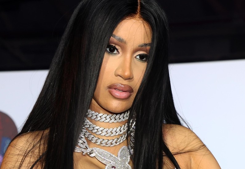 Карди Би бросила микрофон в зрителей на концерте