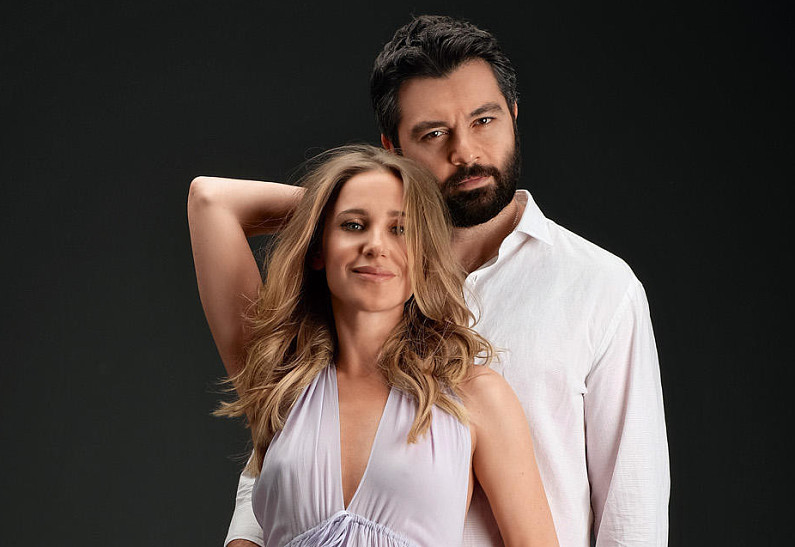 «Теперь нас четверо»: Юлия Ковальчук и Алексей Чумаков показали первое фото новорожденной дочки