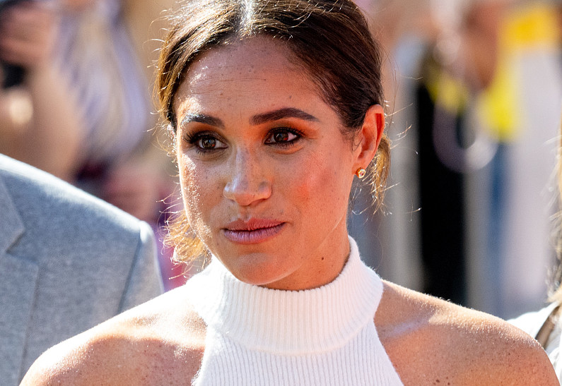 Меган Маркл вышла на прогулку в неподобающем виде