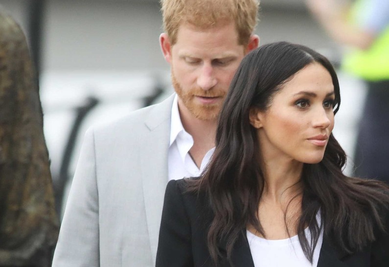 Меган Маркл носит антистрессовый пластырь, пока принц Гарри находится в Азии