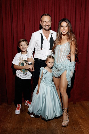 Нюша с мужем и детьми