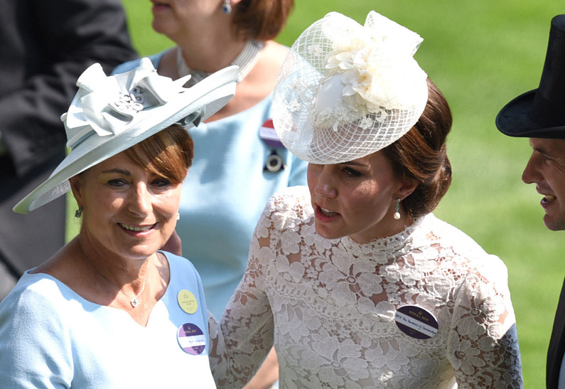 Мама Кейт Миддлтон подшучивала над ней в юности из-за парней. И вот каким образом!