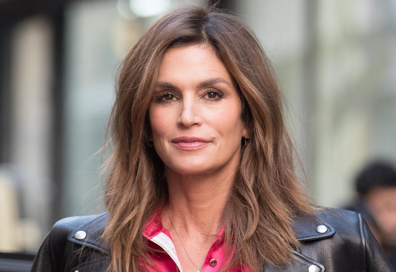 57-летняя Синди Кроуфорд показала стройные ноги в ультракоротких шортах