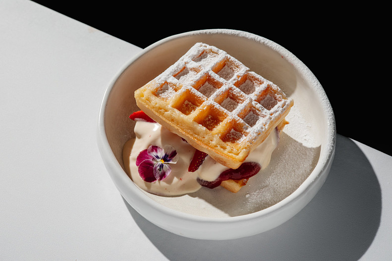 Вафля-сандвич с мороженым из рикотты и клубничным конфи