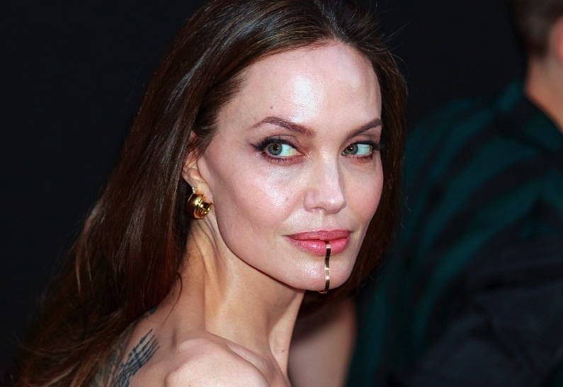 Посвящение Брэду Питту? Анджелина Джоли сделала новую татуировку