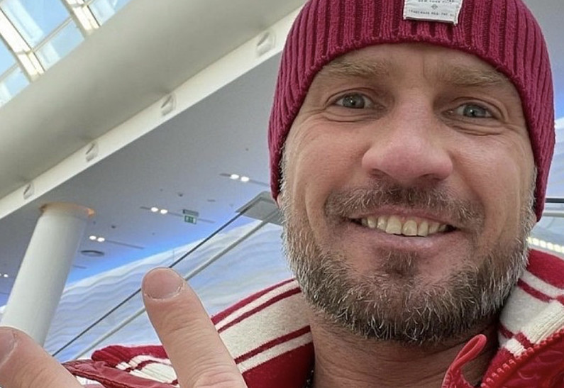 Роман Костомаров впервые вышел на лед после ампутации конечностей. Видео!