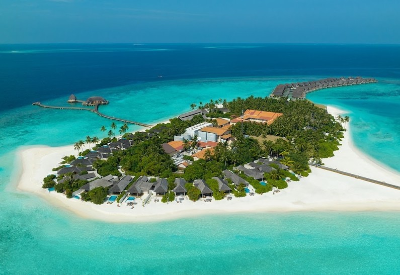 Emerald Faarufushi Resort & Spa представляет новый теннисный корт на частном острове