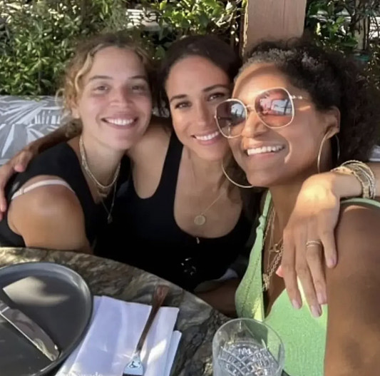 Меган Маркл с подругами