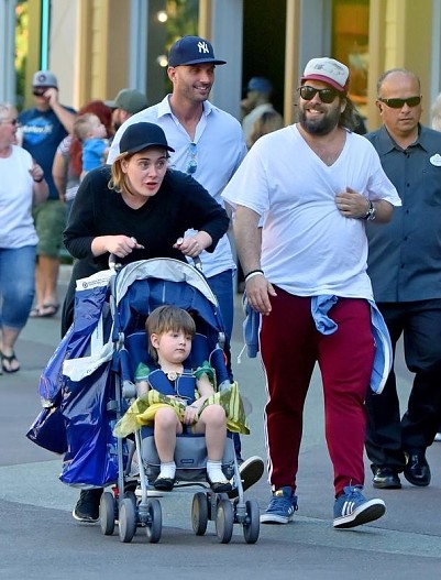 Адель и&nbsp;Саймон Конески с сыном