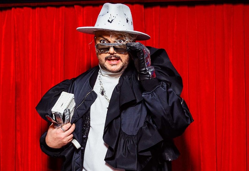 Одежду и аксессуары Филиппа Киркорова, Тимати и Влада А4 можно будет приобрести на благотворительном маркете VK