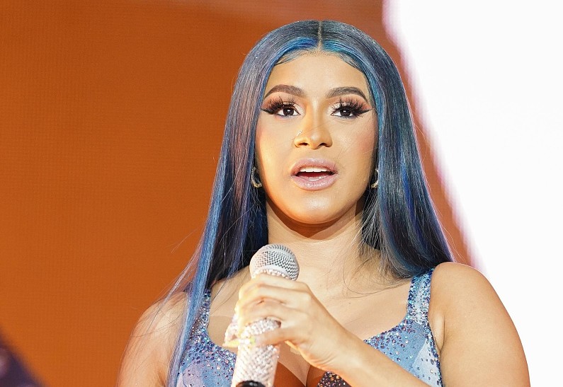 На благотворительном аукционе за 100 тысяч долларов продали микрофон Карди Би, который она кинула в фаната