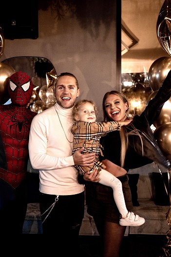 Влад Соколовский и Рита Дакота с дочерью