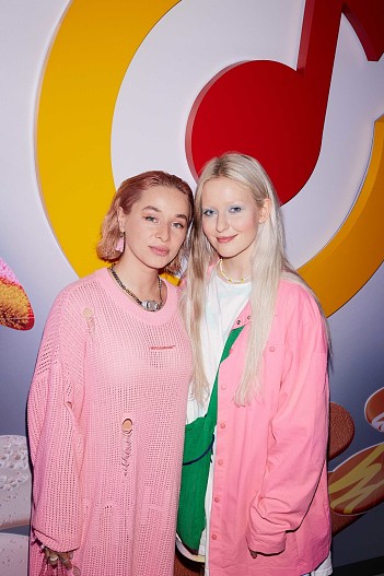 Анна Романовская и Тося Чайкина