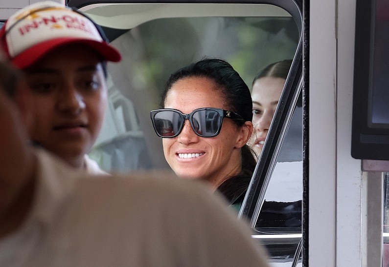 Меган Маркл приехала в закусочную на внедорожнике за 100 тысяч долларов