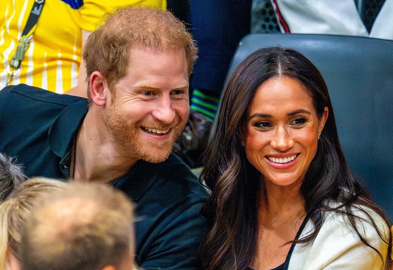 Меган Маркл без детей прилетела в Германию, чтобы поддержать принца Гарри на «Играх непобежденных»