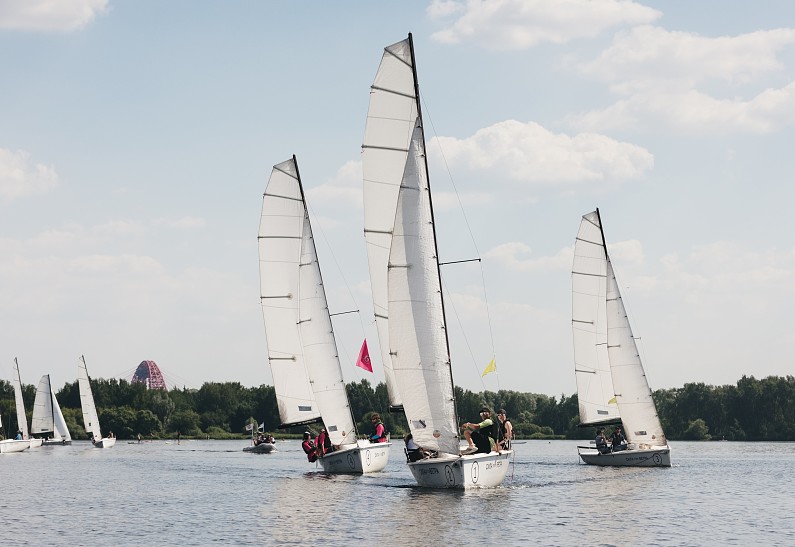 Закатный яхтинг, тренировка в дуэте, кино и целый бар мороженого: уикенд удовольствий с Силой ветра