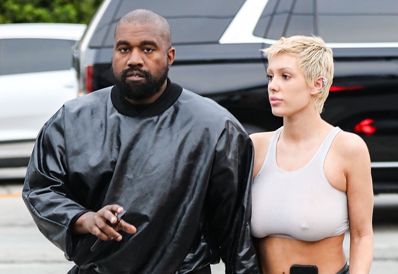 «Немцы выпали в осадок»: Канье Уэст и его жена вышли в свет в непристойном виде и шокировали публику