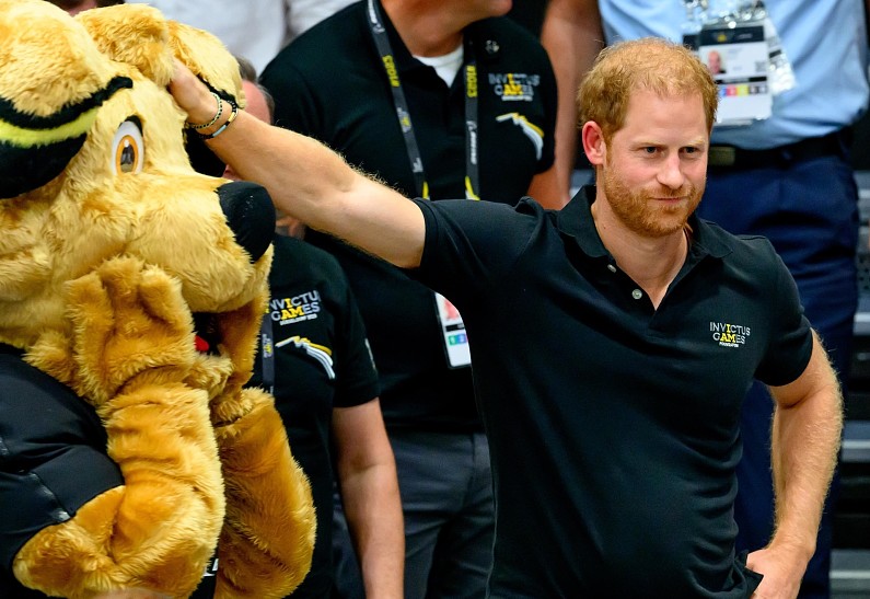 Зрители Invictus Games хором исполнили песню для принца Гарри в честь его дня рождения