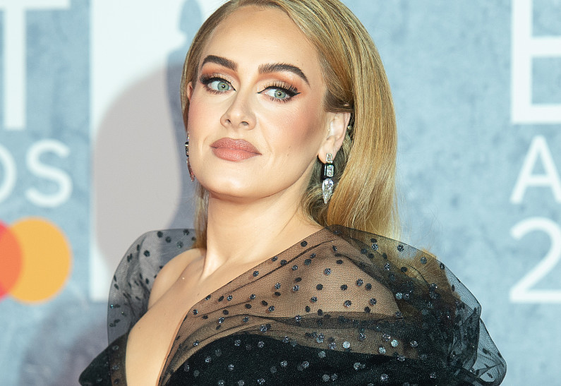 Адель спровоцировала слухи о браке с Ричем Полом