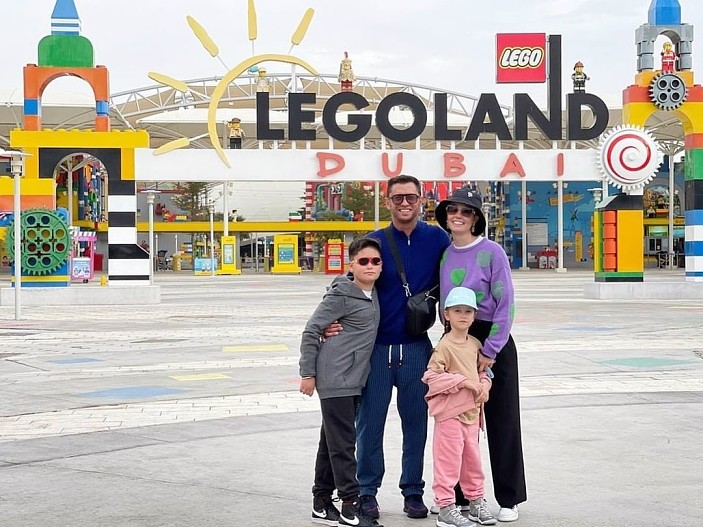 Павел Прилучный и Агата Муцениеце с детьми