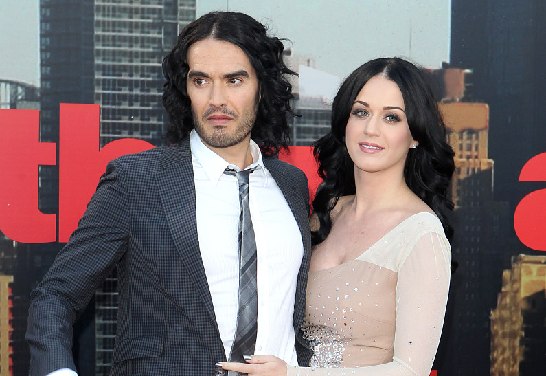 Кэти Перри прервала молчание после обвинений ее экс-супруга в изнасиловании