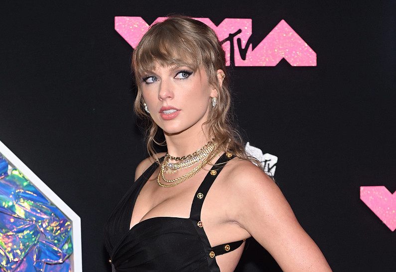 Тейлор Свифт закрутила тайный роман с футболистом