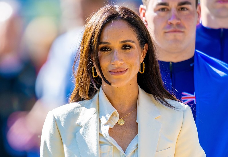 Опустилась на колени: Меган Маркл пообщалась с бездомной девочкой, подарившей ей десерт