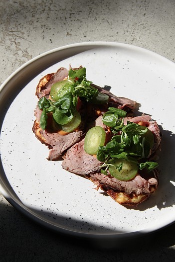 Картофельные вафли,  ростбиф, соус из запеченного перца