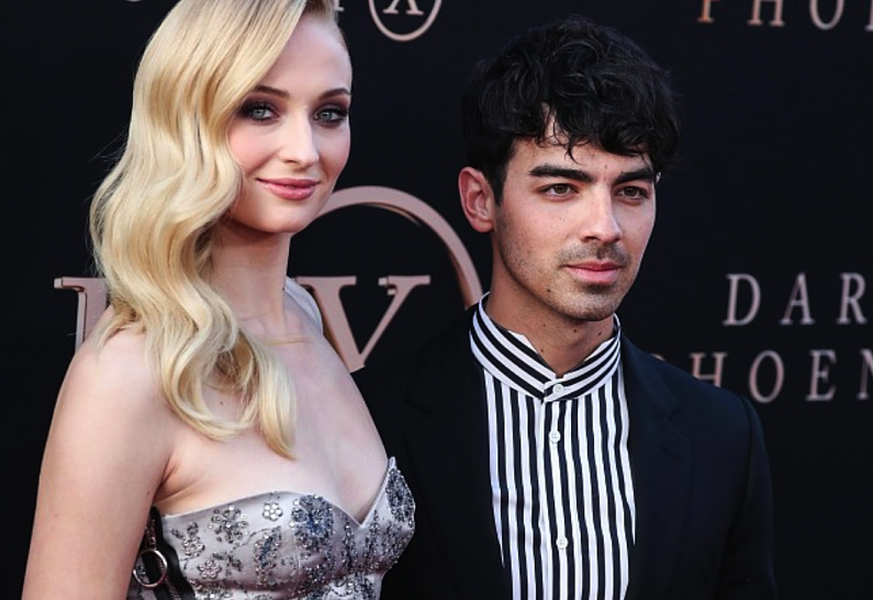 Джо Джонас и Софи Тернер готовятся к долгой судебной тяжбе на фоне развода и вопроса опеки над детьми