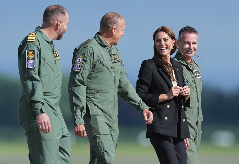 Новый выход: Кейт Миддлтон появилась на военной базе в элегантном образе