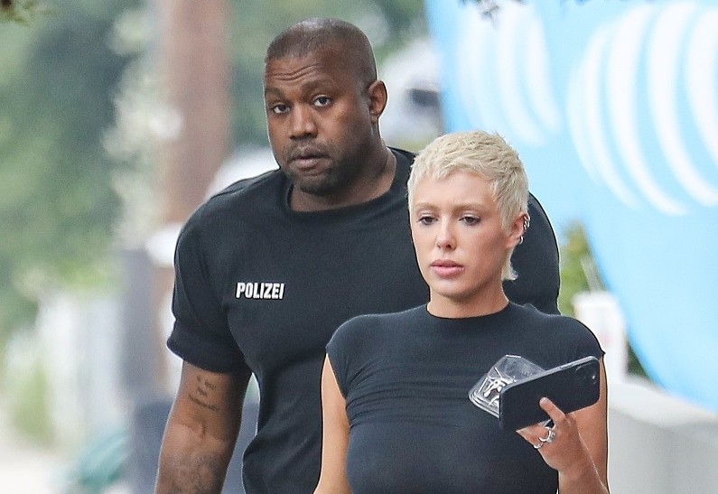 «Отсутствие уважения к Венеции»: итальянцев возмутили откровенные наряды жены Канье Уэста