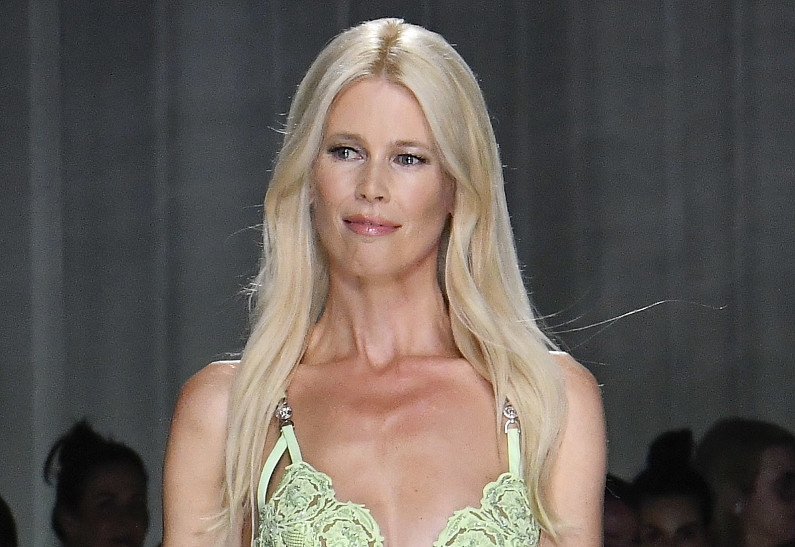 «Настоящая Барби из Малибу»: 53-летняя Клаудия Шиффер вышла на подиум после пятилетнего перерыва