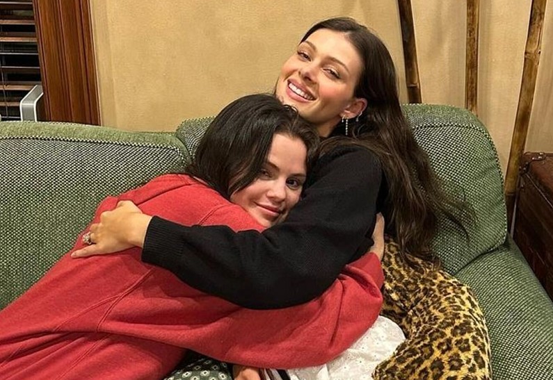 «Сестры»: Никола Пельтц поделилась совместным фото с Селеной Гомес